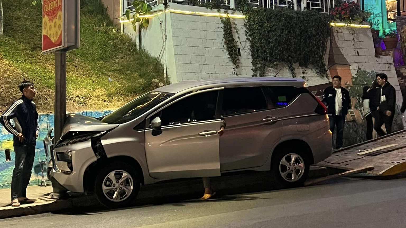 Đằng sau những bức ảnh TNGT: Bất cẩn, tài xế Mitsubishi Xpander hối hận vì thử sức với cột điện - Ảnh 2.