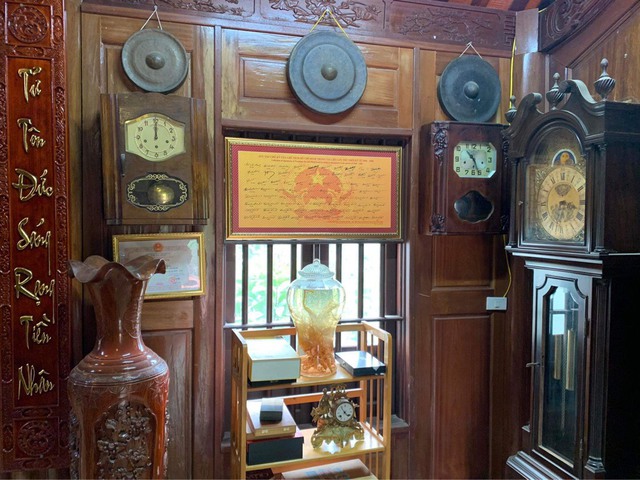 Người đàn ông như bị Công tử Bạc Liêu “ám ảnh” khi dành gần 30 năm để sưu tập hơn 200 chiếc đồng hồ cổ trưng bày khắp nhà - Ảnh 5.