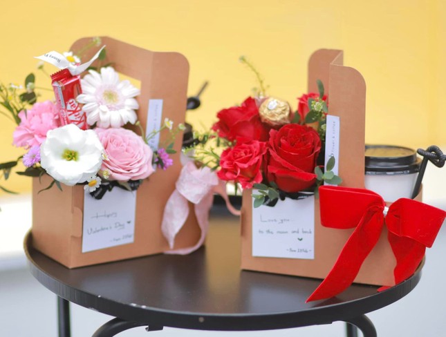 Giới trẻ làm hoa, quà Valentine handmade tặng người yêu, bán hàng online - Ảnh 2.