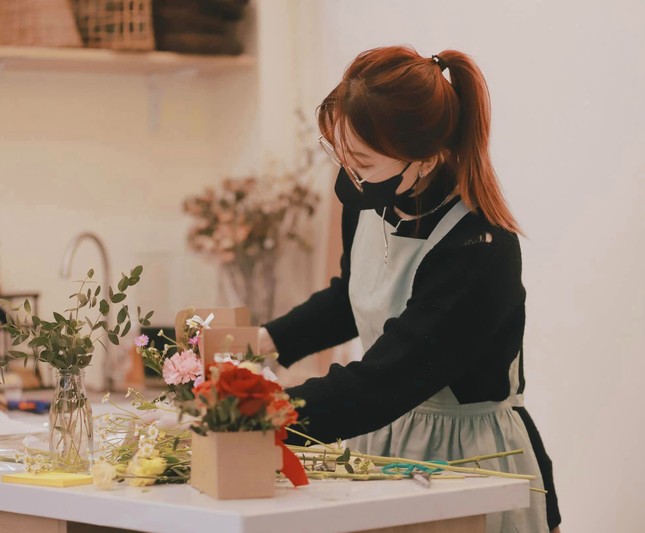 Giới trẻ làm hoa, quà Valentine handmade tặng người yêu, bán hàng online - Ảnh 1.