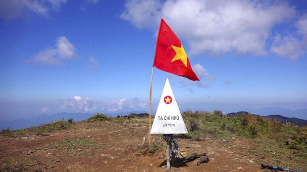 Mùa xuân trên Tà Chì Nhù với sắc trắng tinh khôi của cây táo nở hoa - Ảnh 1.