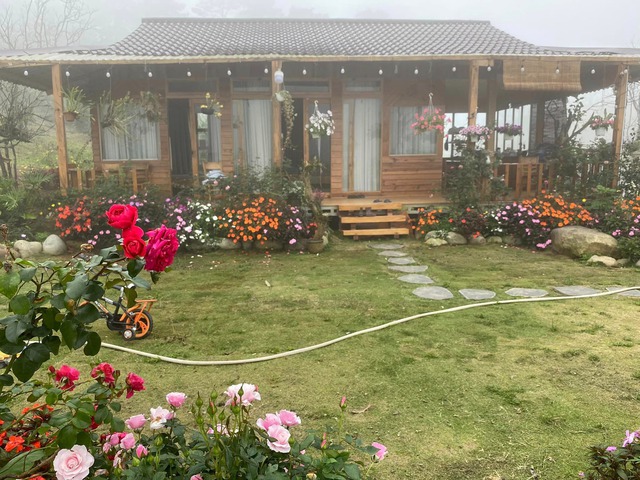  Ngôi nhà gỗ 40m² đẹp như cổ tích giữa hoa cỏ và mây trời ở Lâm Đồng  - Ảnh 2.