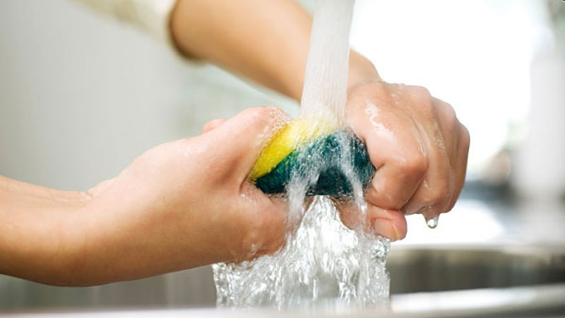 6 thói quen rửa bát khiến vi khuẩn bám đầy bát đĩa, vì sức khỏe cả gia đình bạn nên thay đổi ngay - Ảnh 5.