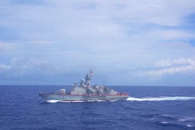 Tàu Hải quân đa nhiệm Hoàng gia Anh và tàu tên lửa Việt Nam luyện tập chung - Ảnh 3.