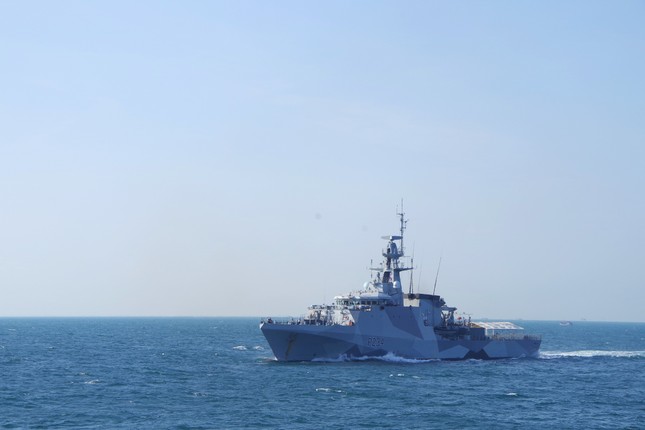 Tàu Hải quân đa nhiệm Hoàng gia Anh và tàu tên lửa Việt Nam luyện tập chung - Ảnh 2.