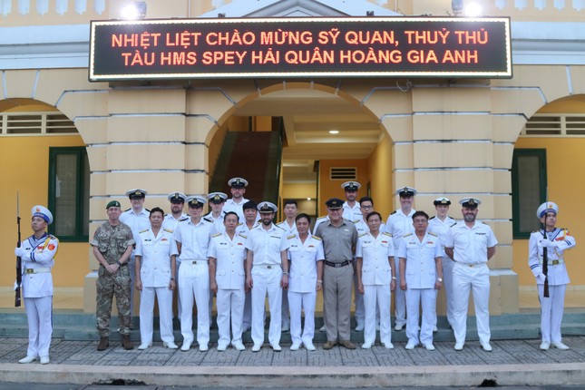 Tàu Hải quân đa nhiệm Hoàng gia Anh và tàu tên lửa Việt Nam luyện tập chung - Ảnh 1.