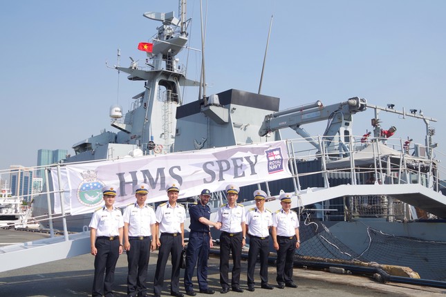 Tàu Hải quân đa nhiệm Hoàng gia Anh và tàu tên lửa Việt Nam luyện tập chung - Ảnh 11.