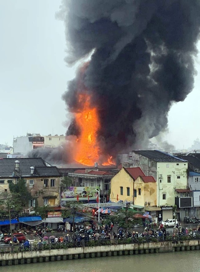 Khói lửa dữ dội bao trùm chợ nông sản Tam Bạc lớn nhất Hải Phòng