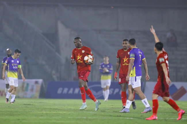 2 Quả bóng vàng lập công, Hà Nội FC đoạt ngôi đầu bảng sau trận cầu nghẹt thở - Ảnh 3.