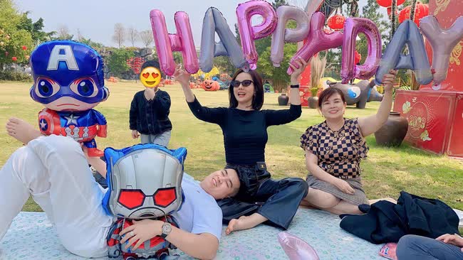 Bố mất sớm, mẹ một mình vất vả nuôi con, đôi vợ chồng báo hiếu mẹ cơ ngơi khang trang, sống tươi vui mỗi ngày