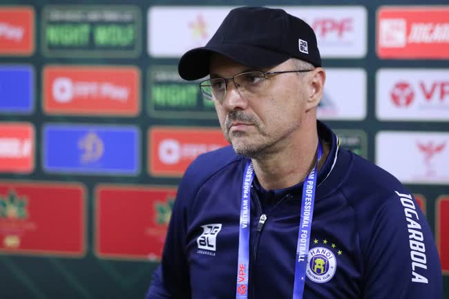 HLV Bandovic: ‘Tôi cần gì phải nói về Văn Quyết nữa?’