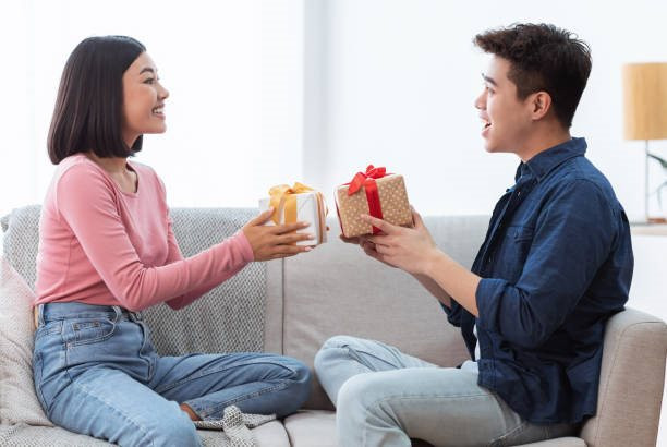 Valentine 14/2: Món quà đàn ông thích nhất có giá bao nhiêu? - Ảnh 1.