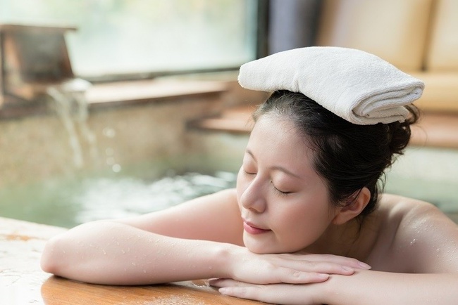 Bắt nhóm đàn ông bao gồm cả quan chức quay lén phụ nữ tắm suối nước nóng suốt 30 năm: Nhật Bản lo ngại văn hóa osen bị đe dọa vì thiếu an toàn - Ảnh 1.