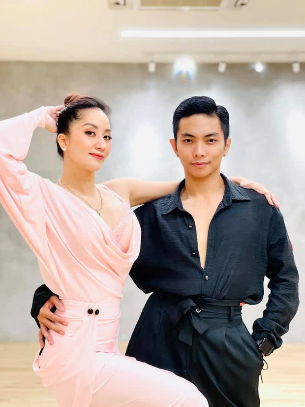 Chuyện tình chị - em trong showbiz Việt: Lệ Quyên - Lâm Bảo Châu dính như sam, 1 cặp đôi đã toang sau hơn thập kỷ - Ảnh 7.