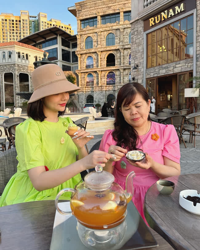 Bố mất sớm, mẹ một mình vất vả nuôi con, đôi vợ chồng báo hiếu mẹ cơ ngơi khang trang, sống tươi vui mỗi ngày - Ảnh 3. Bố mất sớm, mẹ một mình vất vả nuôi con, đôi vợ chồng báo hiếu mẹ cơ ngơi khang trang, sống tươi vui mỗi ngày - Ảnh 3.