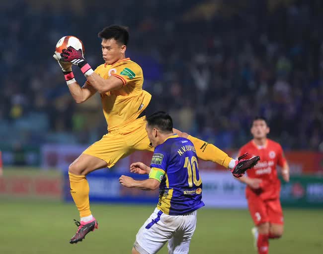 Thủ môn Bùi Tiến Dũng khó nâng tầm Công An Hà Nội
