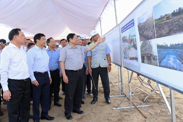 Thủ tướng Phạm Minh Chính kiểm tra dự án cầu Rạch Miễu 2 - Ảnh 4.