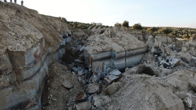 Động đất Thổ Nhĩ Kỳ: Hãi hùng vết nứt dài 300m, sâu 40m xuất hiện giữa vườn ô liu - Ảnh 6.