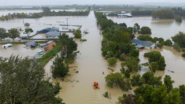 Cơn bão lớn nhất thế kỷ tấn công New Zealand: Nhiều nơi bị phá hủy - Ảnh 1.