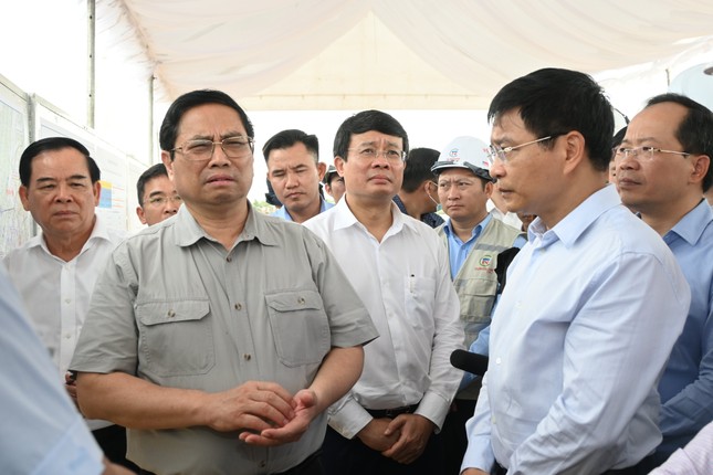 Thủ tướng Phạm Minh Chính kiểm tra dự án cầu Rạch Miễu 2 - Ảnh 3.