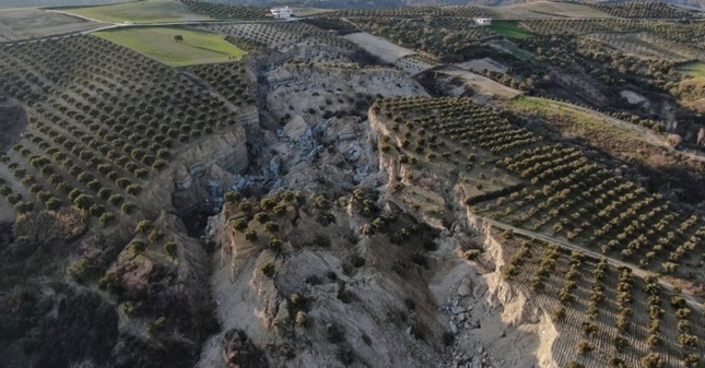Động đất Thổ Nhĩ Kỳ: Hãi hùng vết nứt dài 300m, sâu 40m xuất hiện giữa vườn ô liu - Ảnh 5.