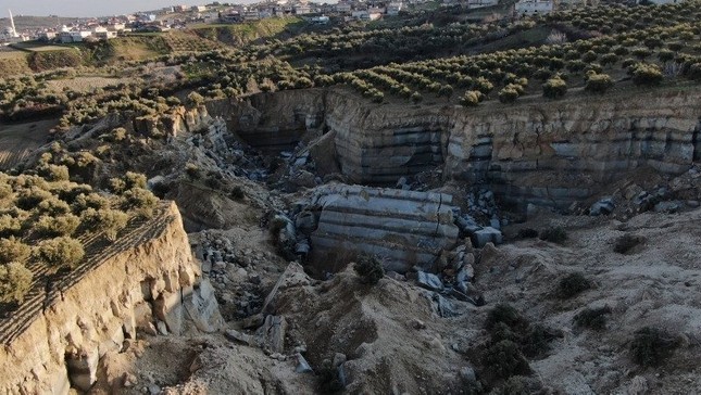 Động đất Thổ Nhĩ Kỳ: Hãi hùng vết nứt dài 300m, sâu 40m xuất hiện giữa vườn ô liu - Ảnh 4.
