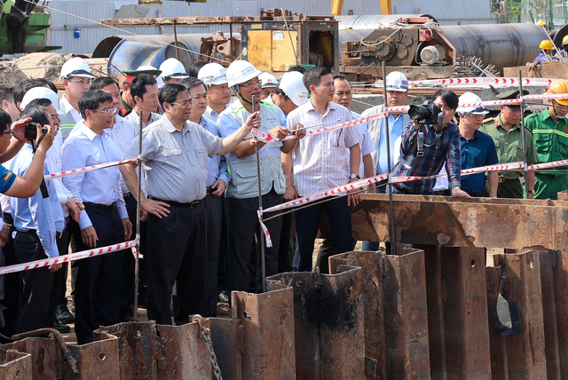 Thủ tướng Phạm Minh Chính kiểm tra dự án cầu Rạch Miễu 2 - Ảnh 1.