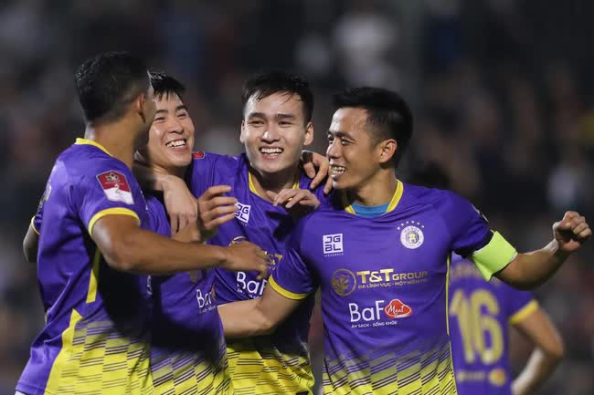 Bảng xếp hạng lạ của V.League và tin vui dành cho HLV Troussier - Ảnh 1.