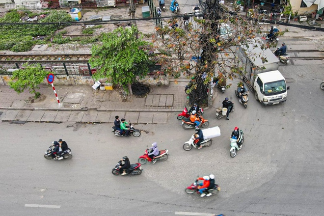 Xe máy nối đuôi nhau đi ngược chiều, cắt mặt ô tô trên đường Giải Phóng, Hà Nội - Ảnh 5.