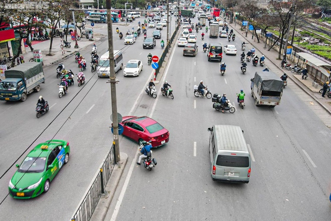 Xe máy nối đuôi nhau đi ngược chiều, cắt mặt ô tô trên đường Giải Phóng, Hà Nội - Ảnh 2.