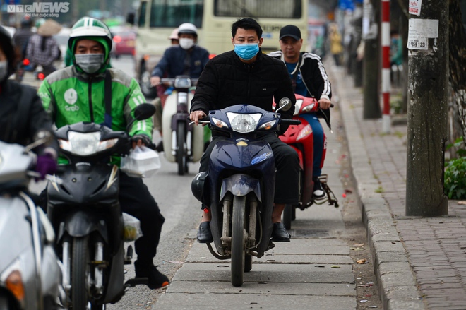 Xe máy nối đuôi nhau đi ngược chiều, cắt mặt ô tô trên đường Giải Phóng, Hà Nội - Ảnh 14.