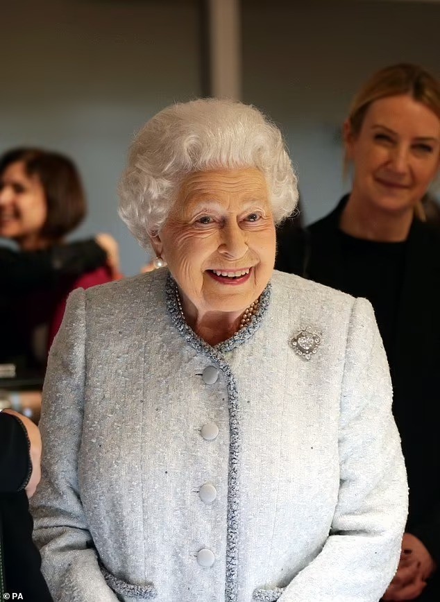 Quyết định bỏ qua viên kim cương 105 carat của Hoàng hậu Camilla - Ảnh 5.