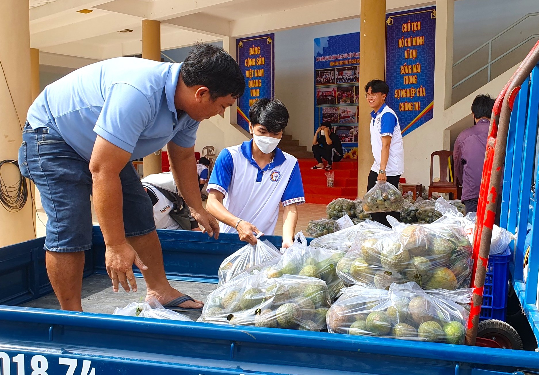 Xót xa vườn cam sành trĩu quả nguy cơ mất trắng vì giá rẻ như bèo - Ảnh 12.