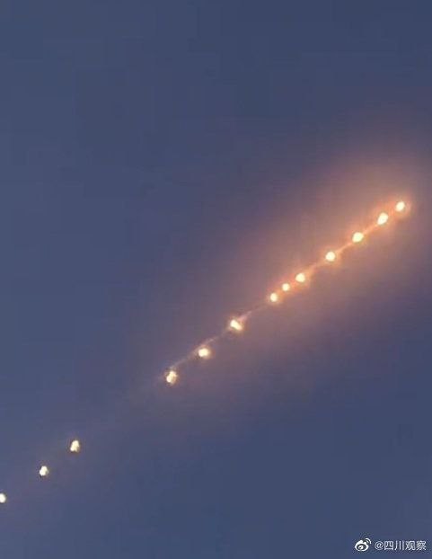 Strange UFO detected in the sky of China - Photo 2.