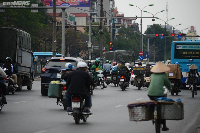 Xe máy nối đuôi nhau đi ngược chiều, cắt mặt ô tô trên đường Giải Phóng, Hà Nội - Ảnh 11.