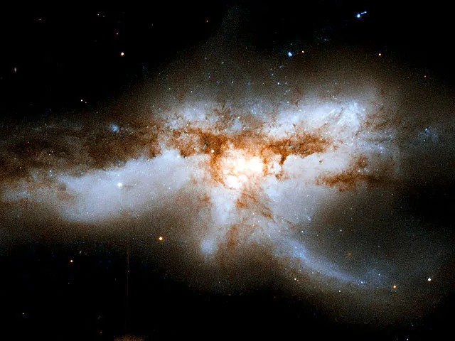 Tại sao các thiên hà chủ yếu có hình đĩa chứ không phải hình cầu? - Ảnh 3.