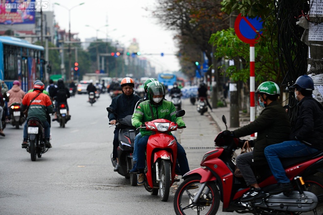 Xe máy nối đuôi nhau đi ngược chiều, cắt mặt ô tô trên đường Giải Phóng, Hà Nội - Ảnh 8.