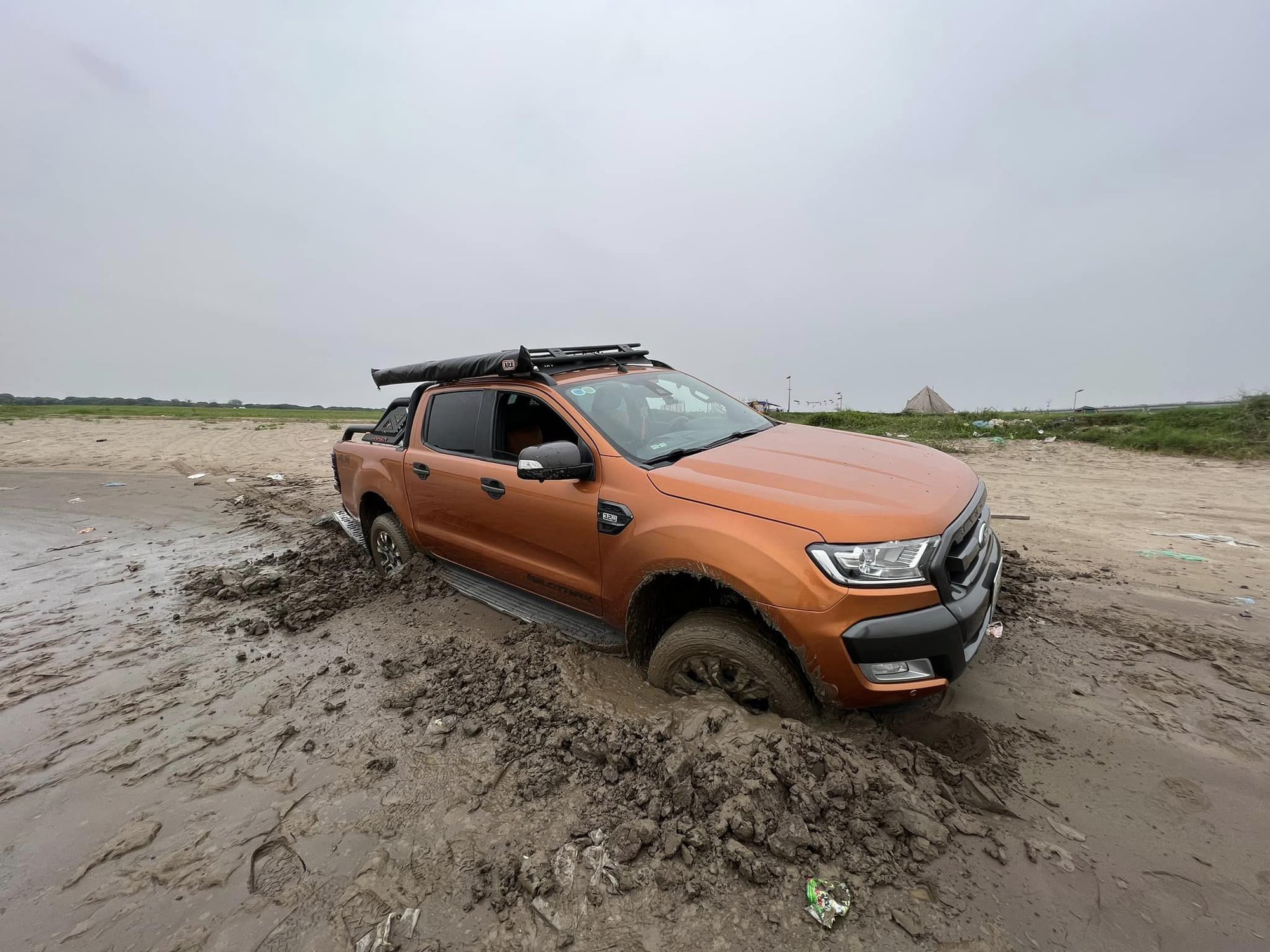 Chủ Ford Ranger mang xe ra thử off-road và có cái kết đen đủi: Tưởng toàn cát hoá ra toàn đất sét - Ảnh 1.