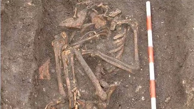 Giải mã người phụ nữ có bộ xương bất thường, bí ẩn thời trung cổ - Ảnh 1.