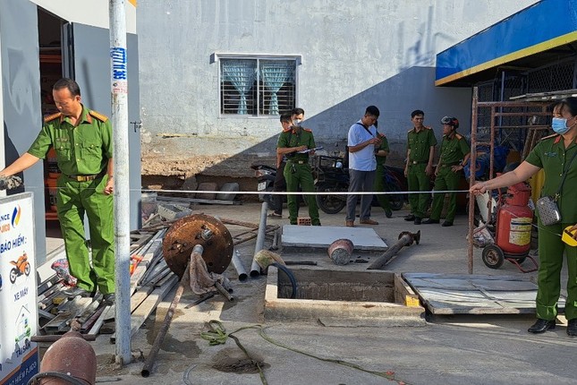 Hai người bị ngạt khí ở bồn chứa xăng - Ảnh 2.