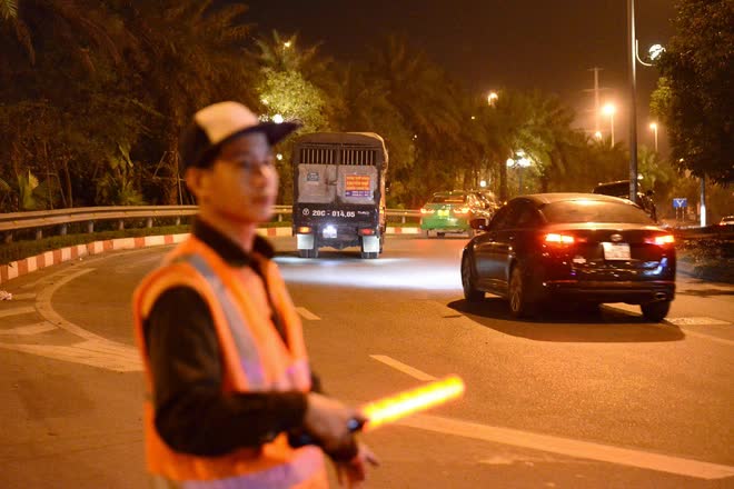 Hà Nội: Chính thức cấm đường cầu Nhật Tân để kiểm định, thử tải - Ảnh 2.