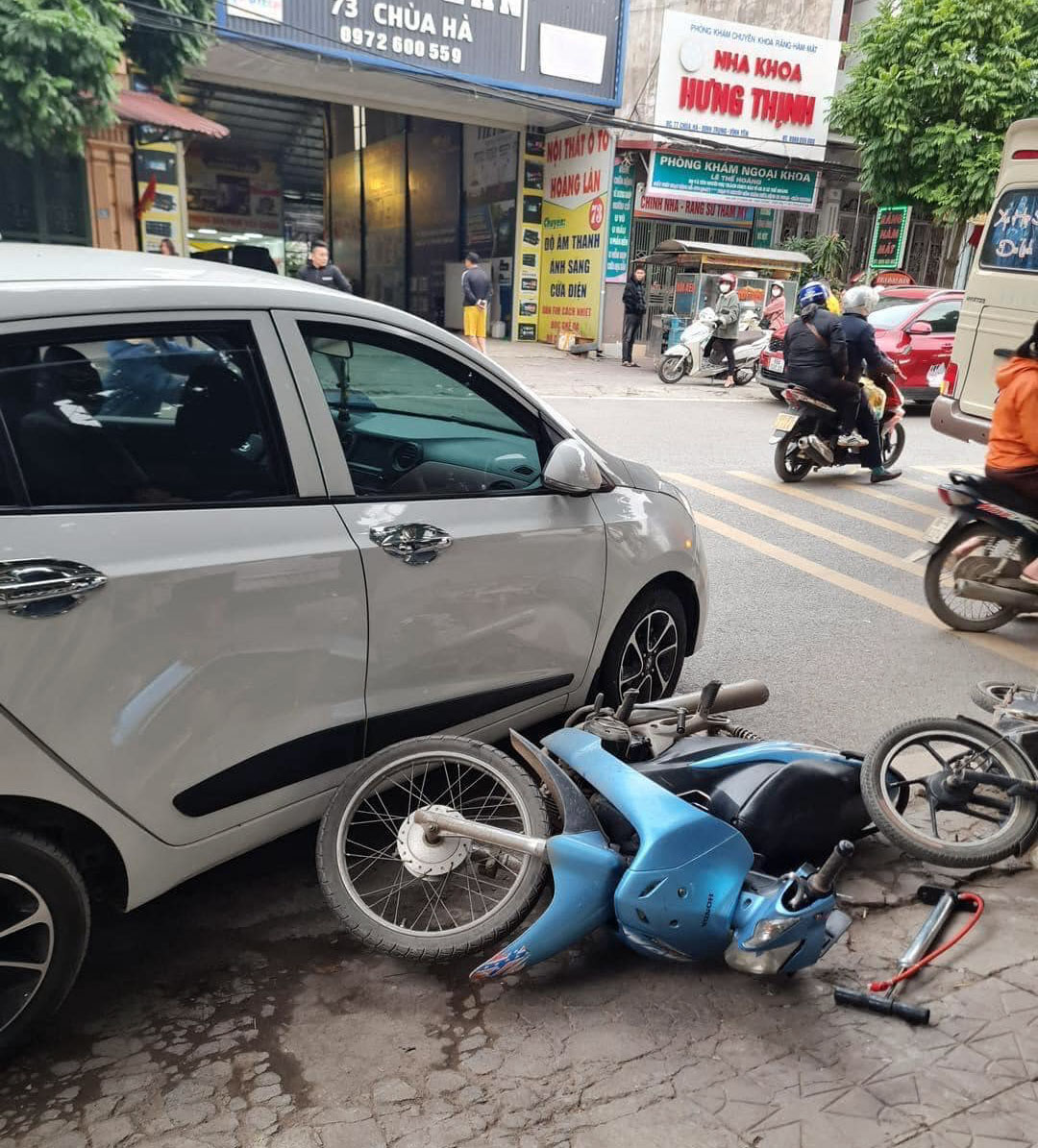 Đằng sau những bức ảnh TNGT: Mazda3 lật ngửa giữa đường vì vô cớ đâm vào Hyundai Grand i10 - Ảnh 4.