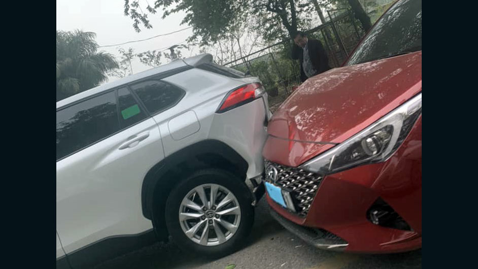Đằng sau những bức ảnh TNGT: Không giữ khoảng cách, xe tải “dồn toa” hai xe con bẹp rúm - Ảnh 3.