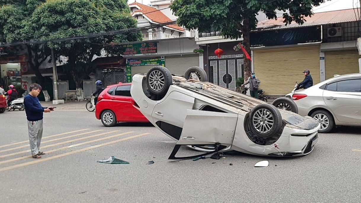 Đằng sau những bức ảnh TNGT: Mazda3 lật ngửa giữa đường vì vô cớ đâm vào Hyundai Grand i10 - Ảnh 2.