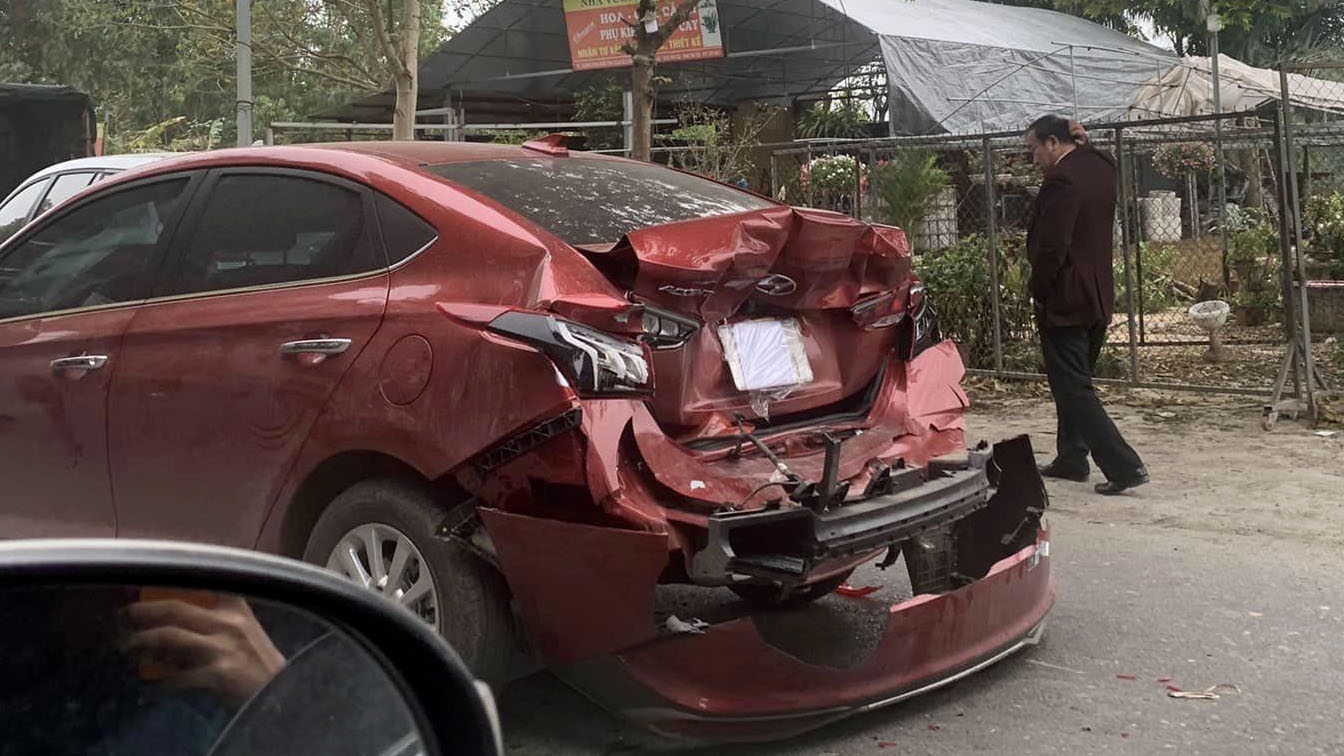 Đằng sau những bức ảnh TNGT: Không giữ khoảng cách, xe tải “dồn toa” hai xe con bẹp rúm - Ảnh 2.