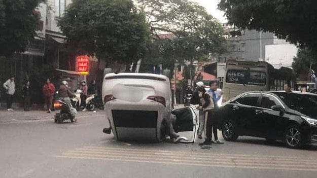 Đằng sau những bức ảnh TNGT: Mazda3 lật ngửa giữa đường vì vô cớ đâm vào Hyundai Grand i10 - Ảnh 1.