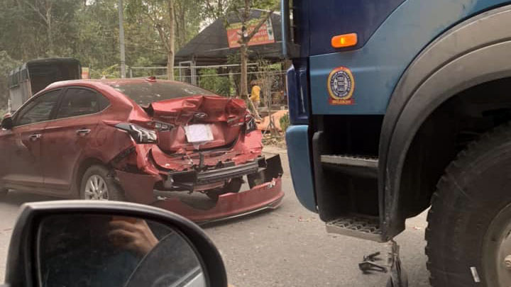 Đằng sau những bức ảnh TNGT: Không giữ khoảng cách, xe tải “dồn toa” hai xe con bẹp rúm - Ảnh 1.