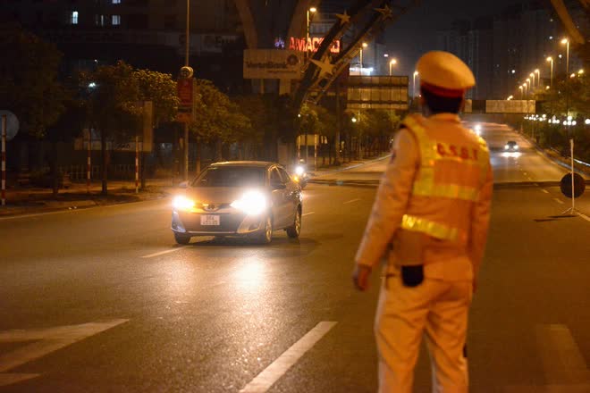 Hà Nội: Chính thức cấm đường cầu Nhật Tân để kiểm định, thử tải - Ảnh 5.