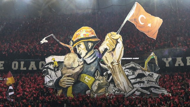 CĐV Thổ Nhĩ Kỳ tri ân các đoàn cứu hộ nạn nhân động đất ngay trên sân bóng - Ảnh 1.