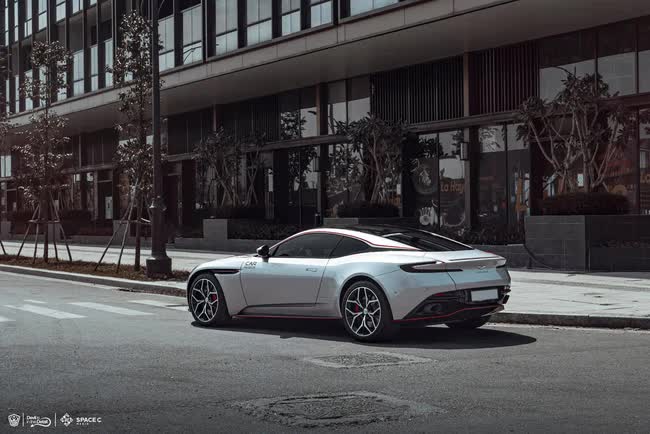 Cứ hơn 2.000km mất hơn 1 tỷ đồng là cách tính giá chiếc Aston Martin DB11 này - Ảnh 9.